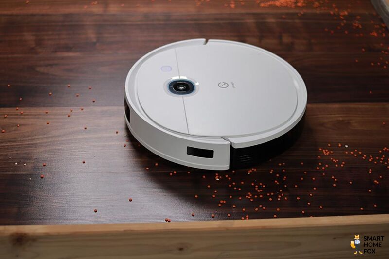 Yeedi Vac 2 Pro Saugroboter saugt im Test Linsen vom Laminatboden auf